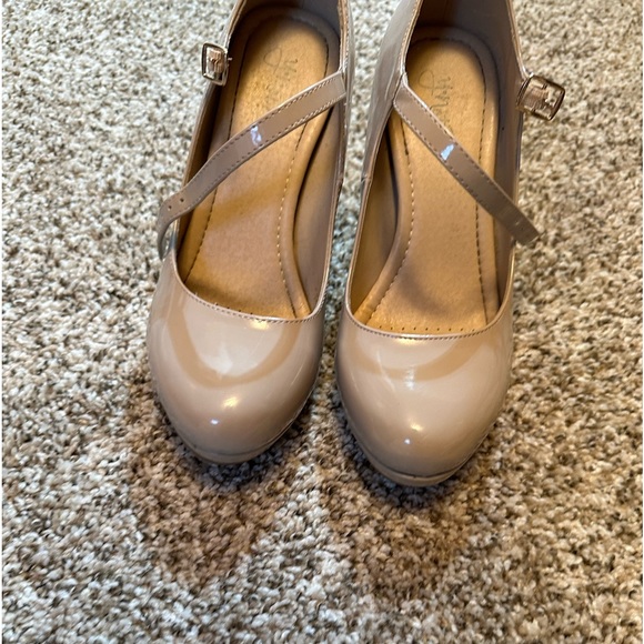 Y-Not nude shiny heels size 8 - Picture 3 of 3
